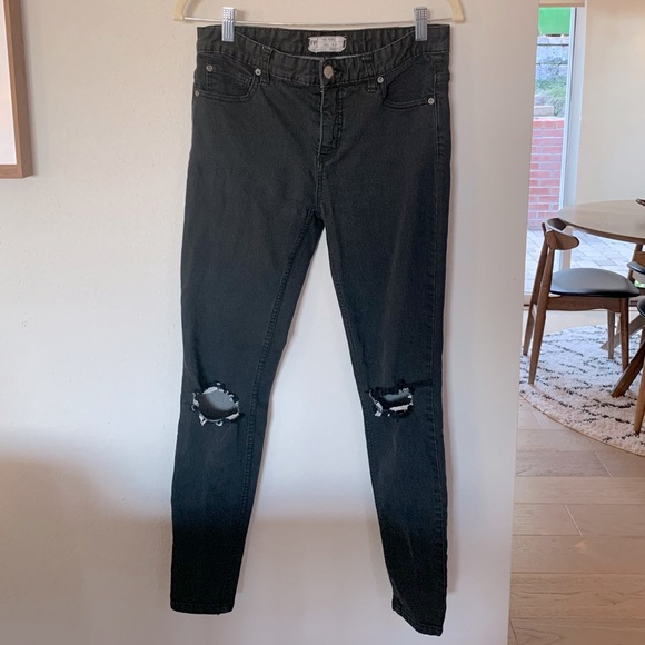 Free People Skinny Jeans with Ripped Knee in Washed Black Size 27 - Picture 5 of 13